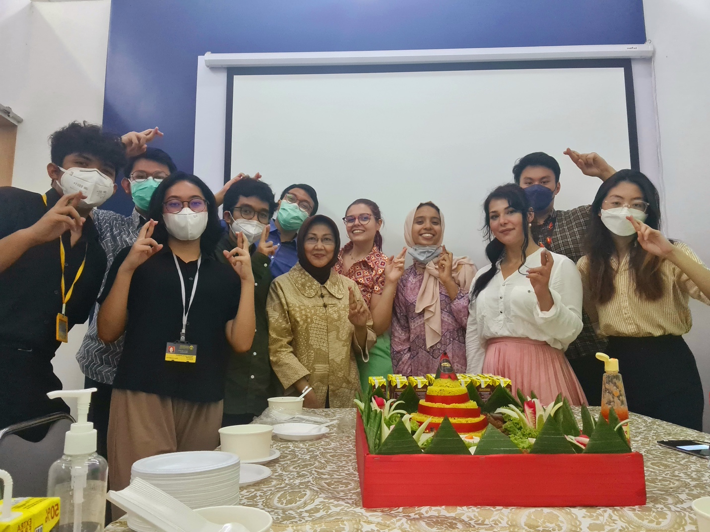 A group of people wearing masks

Description automatically generated with low confidence